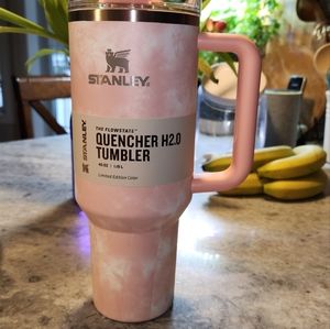Target NWT 40 oz Stanley Quencher peach tiedye